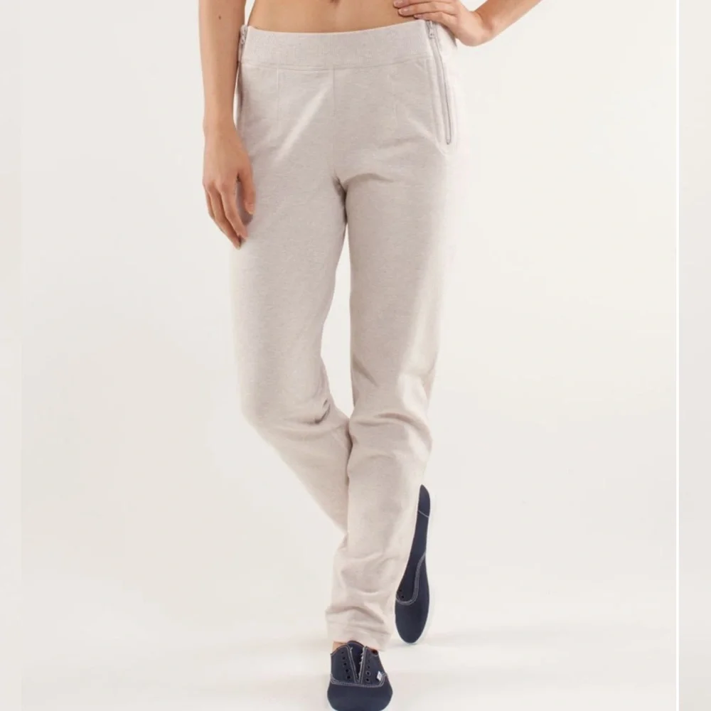 Lululemon Rejuvenate Sweat Pant size 10 in Dune zip pockets